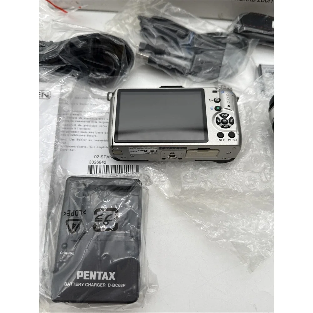 Pentax Q10 12.4MP Digital Camera Silver w/ 02 Standard Zoom Lens Kit Open Box